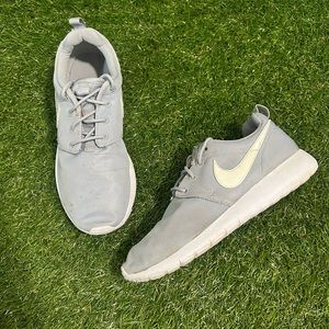 Nike Gray and White Nike Roshe Size 6y/ Womens 7.5